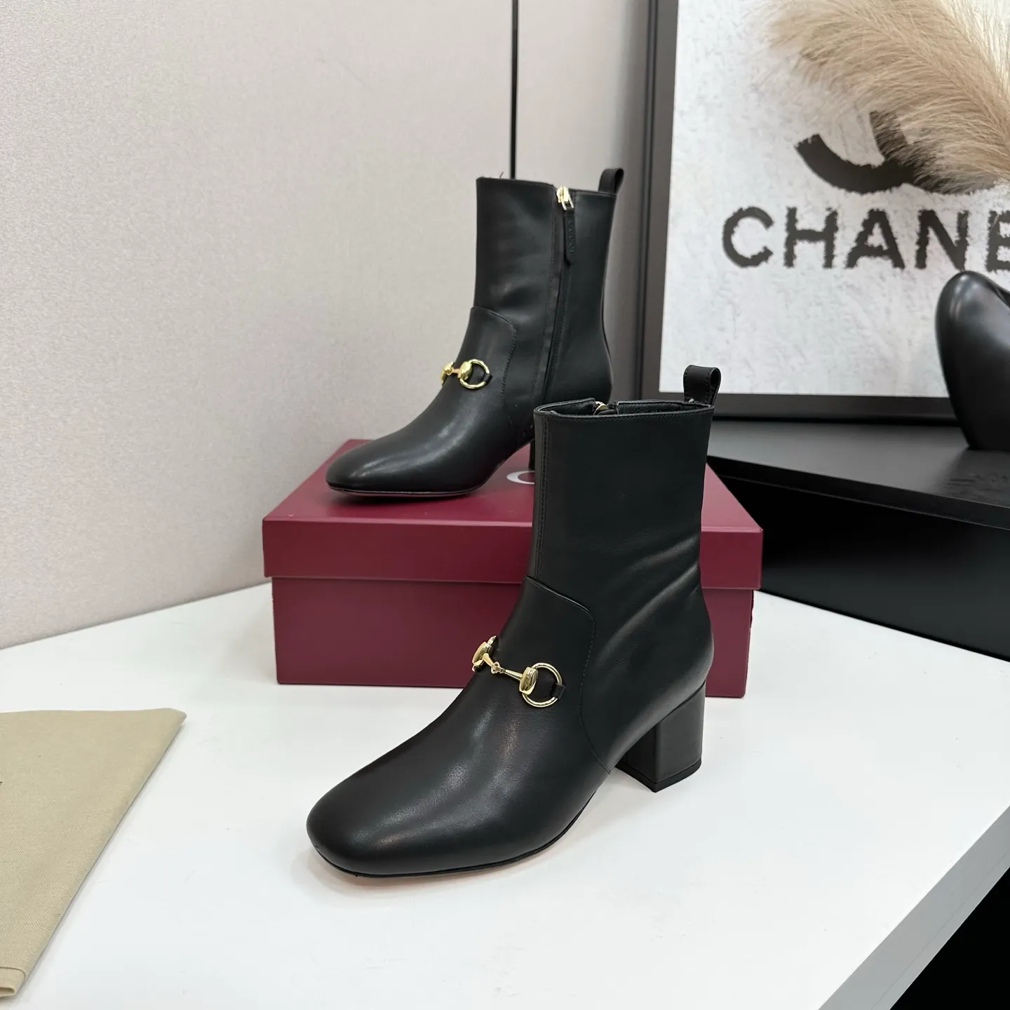 👟👟Ex-factory price 740👟👟 Gucci Gucci 2025G new autumn and winter classic horsebit thick heel short boots. The main series is finally available, and the products are worth looking forward to! Original classics create new designs ✨ Purchasing agent level! Full of high-end feel! A favorite among bloggers at home and abroad, it is retro and fashionable, easy to wear and looks great on your feet! Mainly recommended by the official website, new colors are constantly updated 🆕 ▪️Upper: original calfskin/cloth ▪️Inner lining: imported sheepskin ▪️Outsole: Italian leather outsole ▪️Heel height: 3.5cm ▪️Shoe size: 35-39 (40.41.42 can be customized)